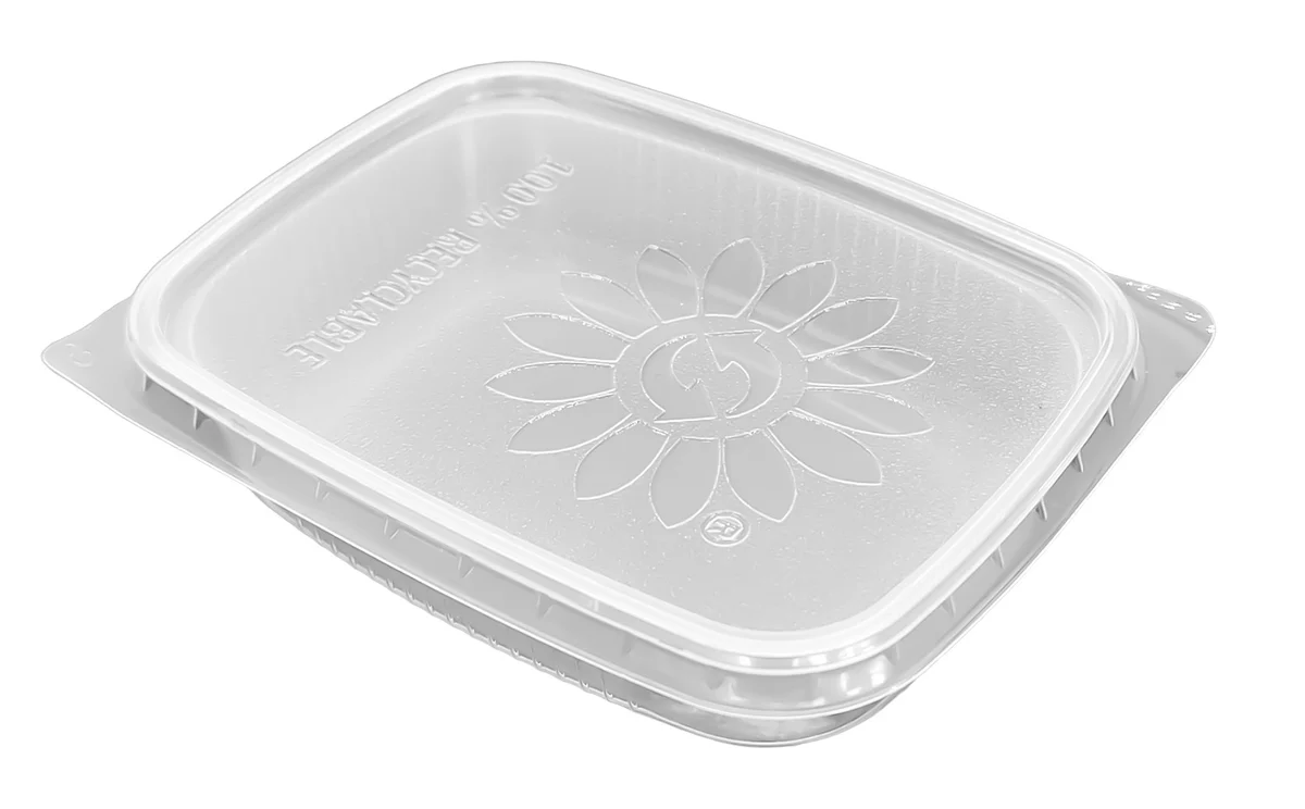 Feinkostbecher eckig Kombi 125 ml: Kompakt, auslaufsicher & perfekt kalkuliert Es ist der kleine Feinschliff, der das Gericht komplett macht. Die hausgemachte Trüffelmayonnaise zum Premium-Burger, das intensive Chili-Öl zur Pizza oder die frischen Kapern an der Frischetheke. Wenn der Gast den Deckel abhebt, muss die Konsistenz exakt so sein, wie der Chefkoch sie angerührt hat – nicht eingetrocknet, nicht an den Rand geschmiert. Das erfordert eine kleine, aber absolut verlässliche Verpackung.