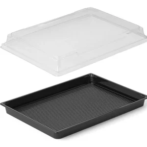 PS Sushi Tray Kombi 25,9 x 18,6 x 2,35 cm: Das verwindungssteife Fundament für große Premium-Platten Das Messer gleitet durch die letzte Rolle, der Chefkoch setzt noch behutsam etwas Rogen auf die Spitzen. Eine 40-Euro-Kombinationsplatte ist fertig für die Auslieferung. Wenn dieses Kunstwerk jetzt in eine weiche, unstabile Plastikbox geschoben wird, war die gesamte konzentrierte Handarbeit der letzten Minuten umsonst. Bei großen Platten entscheidet das Material darüber, ob Sie ein Premium-Menü oder ein unansehnliches Durcheinander ausliefern.