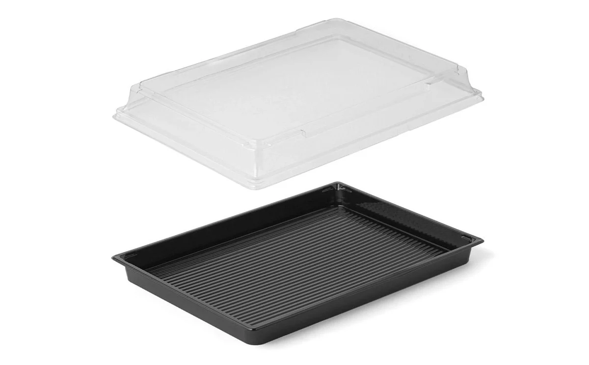PS Sushi Tray Kombi 16,5 x 11,5 x 2,0 cm: Die kompakte Bühne für das schnelle Mittagsgeschäft 12:30 Uhr, das Mittagsgeschäft pulsiert. Der Kunde holt sein Sushi-Lunch-Menü ab, setzt sich ins Büro und öffnet die Box – die Nigiri liegen makellos in Reih und Glied, der Wasabi bleibt exakt an seinem Platz. Das ist kein Glücksfall auf dem Transportweg. Das ist das Resultat einer Verpackung, die dem Gericht den nötigen Halt gibt.